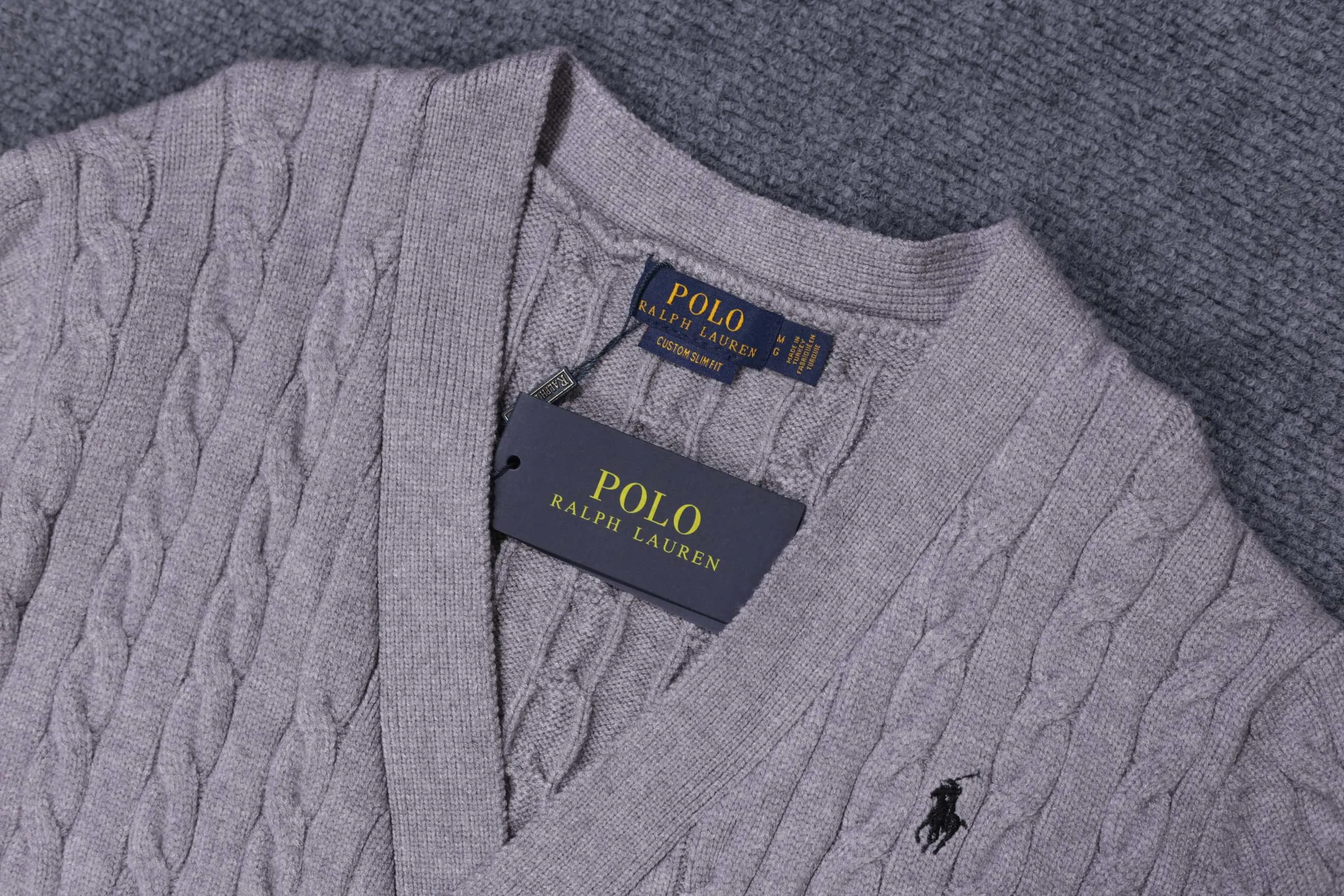 P300 style number D06) 2025 Ralph Lauren #ootddailywear #秋winter sweater #knitwear wear #ralph lauren sweater #can be worn by both men and women. Finally, after the Ralph men's twist sweater full-zip bra top is available, it is finally here. The most popular sweater full-button bra top is a limited edition every year. There will not be many styles in the store! Ralph Lauren Men's Button Twist Open Chest Sweater [The shape is really nice. It can be worn alone or as a jacket. It can also be worn with a shirt underneath ~ 100% pure cotton #Practical wear. Colors, white, navy blue, khaki, gray, size S to XL